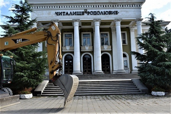 Д-р Христо Грудев даде старт на ремонта на НЧ "Родолюбие"