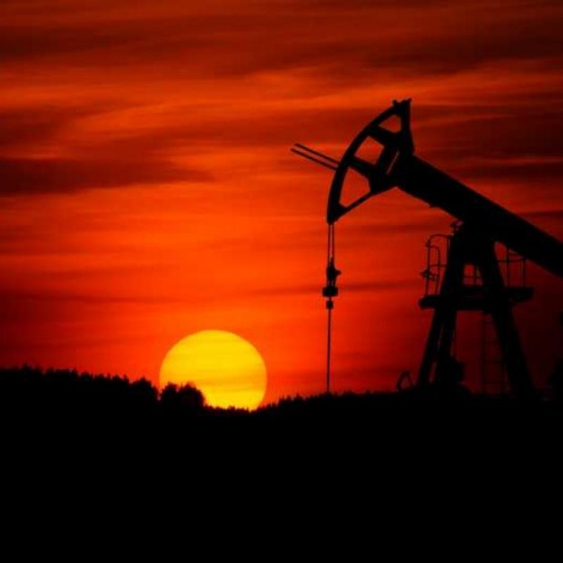 Business Insider: Нефтът е поевтинял с близо 30% за последните два месеца