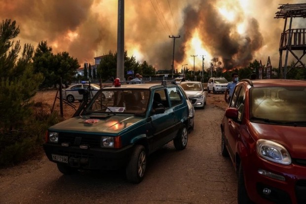 Kathimerini: Евакуираха село на Тасос заради голям пожар