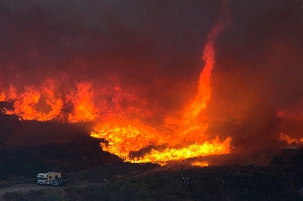 BBC: В Калифорния се формира уникално природно явление - огнено торнадо (ВИДЕО)