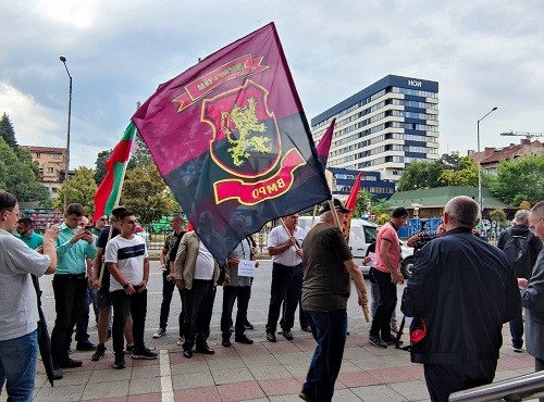 ВМРО на протеста пред "Лукойл": Спрете ограбването на българите! Намалете цената на бензина и нафтата!