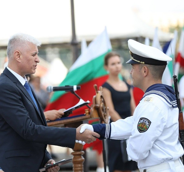 Министърът на отбраната Димитър Стоянов: Бъдещите военноморски командири поемат заветите на славни предшественици
