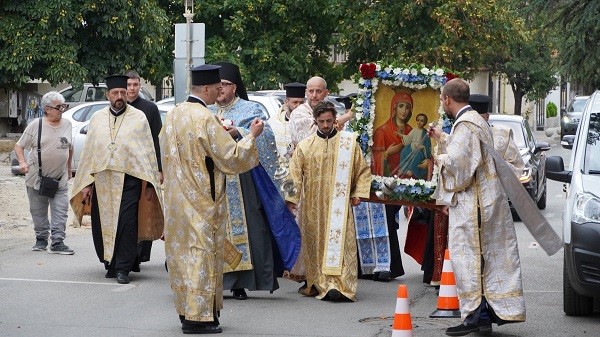 Стотици казанлъчани посрещнаха иконата на Пресвета Богородица "Акатистна - Предвъзвестителка"
