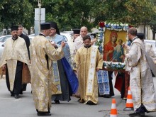 Стотици казанлъчани посрещнаха иконата на Пресвета Богородица "Акатистна - Предвъзвестителка"