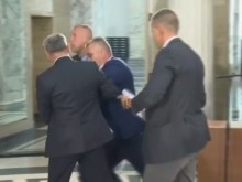 Тегленето на жребия за вота започна със скандал