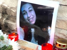 Близки на починалата родилка се събират на мълчалив протест