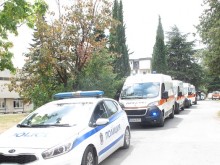 С пет реаномобила, ескортирани от полицейски служители, седем деца бяха предадени на сръбските власти