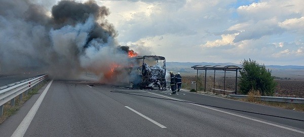 Горящ автобус край Бургас затвори АМ Тракия