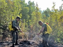 Военнослужещи от Сухопътните войски оказват помощ при гасенето на пожар в село Изворово