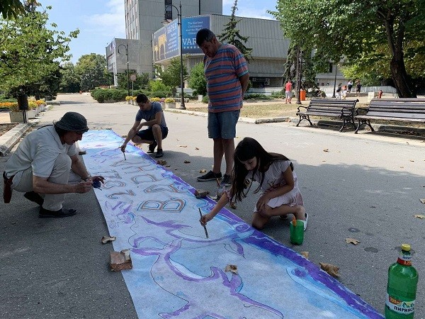 Художници и деца рисуваха 11-метрова картина за деня на Варна