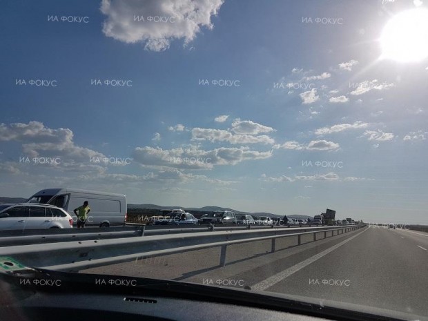 Временно движението се осъществява само в изпреварващата лента при км 144 в посока София на АМ "Тракия" поради аварирал автомобил