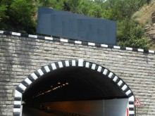 АПИ: Тунел "Железница" на АМ "Струма" не е готов. Проучвателните и проектантските дейности на двете свлачища на автомагистралата не са спирали