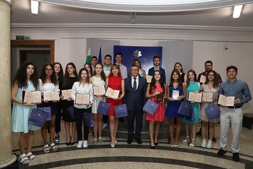 Министър Пенов връчи национални дипломи нан пълни отличници