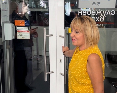 Енергийният министър Росен Христов се заключи в министерството, за да не отговори на Мая Манолова за скъпите горива