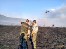 Над 400 военнослужещи от Сухопътните войски и три вертолета от Военновъздушните сили участваха в потушаването на пожара, възникнал в учебен център "Тюлбе" край Казанлък