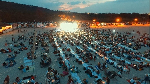 "Най-дългата вечеря на плажа" събра хиляди хора в Аспарухово