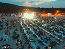 "Най-дългата вечеря на плажа" събра хиляди хора в Аспарухово