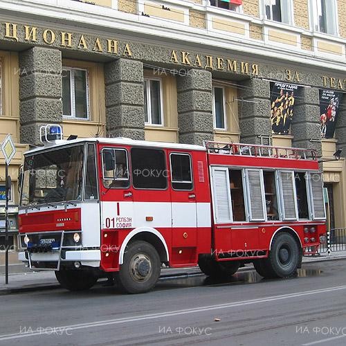 Сливенски пожарникари пренесоха болен мъж до линейката на Спешна помощ