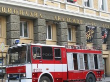 Сливенски пожарникари пренесоха болен мъж до линейката на Спешна помощ