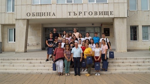 Ученици от румънското Търговище гостуваха в местната администрация