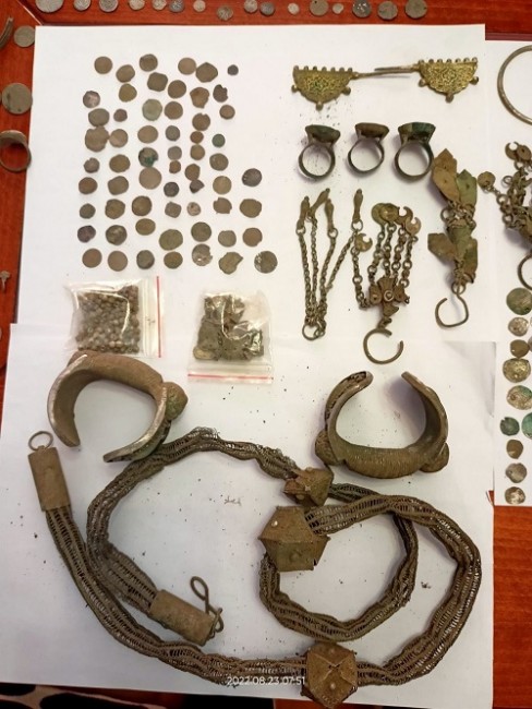 Множество накити, монети и предмети, представляващи културно-исторически ценности са иззеха полицаите в Бургас