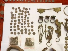 Множество накити, монети и предмети, представляващи културно-исторически ценности са иззеха полицаите в Бургас
