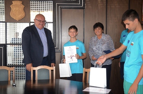 Кметът на Общината връчи грамоти на видински спортисти, участвали в "Игри – атлетика без граници"