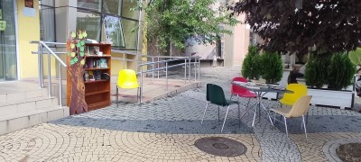 Свежо и пъстро "Книгокътче" очаква любителите на четенето пред Международния младежки център в Стара Загора
