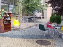 Свежо и пъстро "Книгокътче" очаква любителите на четенето пред Международния младежки център в Стара Загора