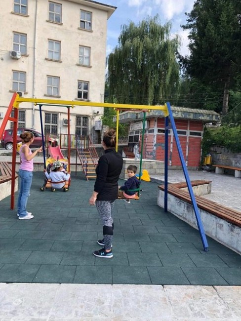 Община Смолян ремонтира детската площадка пред читалище "Орфееви гори" в квартал Райково