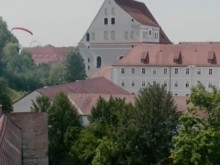 Парашутисти обкръжиха най-високата тухлена кула в света
