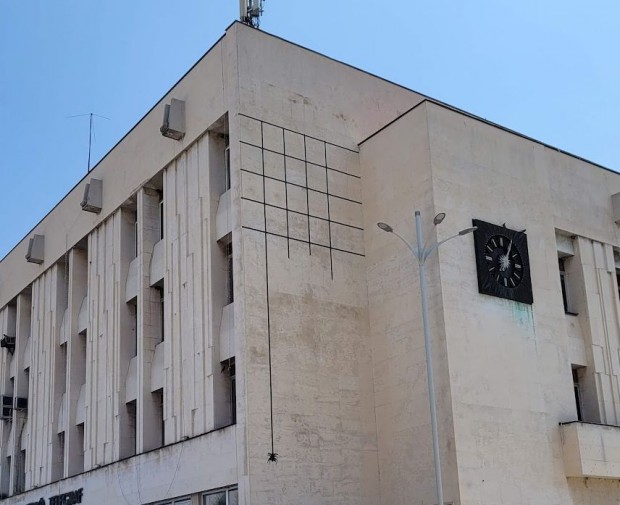 Огромен паяк лази по фасадата на централна поща в Пловдив