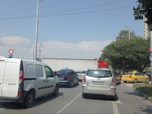 ТИР аварира в кръгово в Пловдив, тапата е огромна