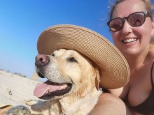 Милица Гладнишка с интересна компания на плажа