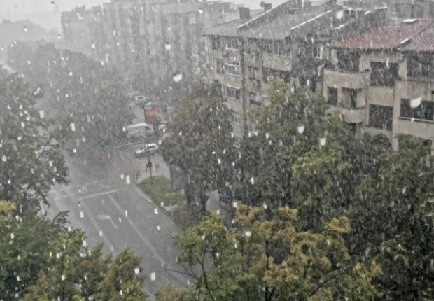 Пороен дъжд заваля в Стара Загора малко след 14 00 часа