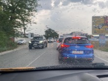 Тапа от автомобили блокира движението на "Голямоконарско шосе"