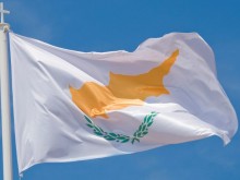Кипър продължава да отнема "златни паспорти"