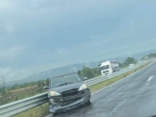 Каскада на АМ "Тракия": Джип се заби в мантинелата