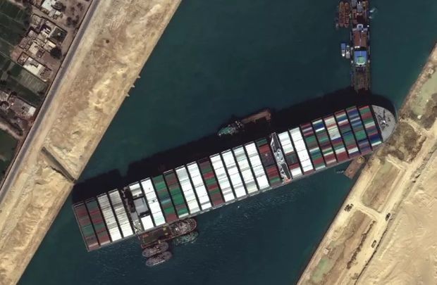 Кораб заседна в Суецкия канал и блокира движението