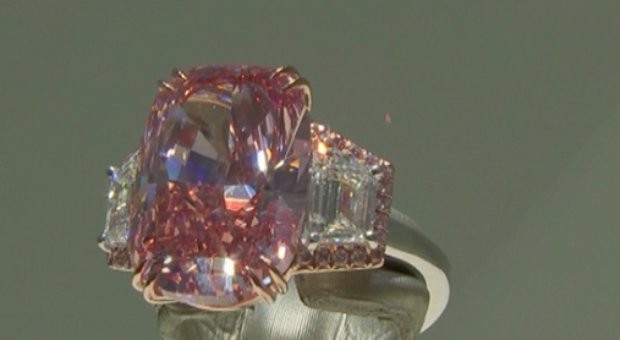 Рядък розов диамант ще бъде изложен на търг в Хонконг.