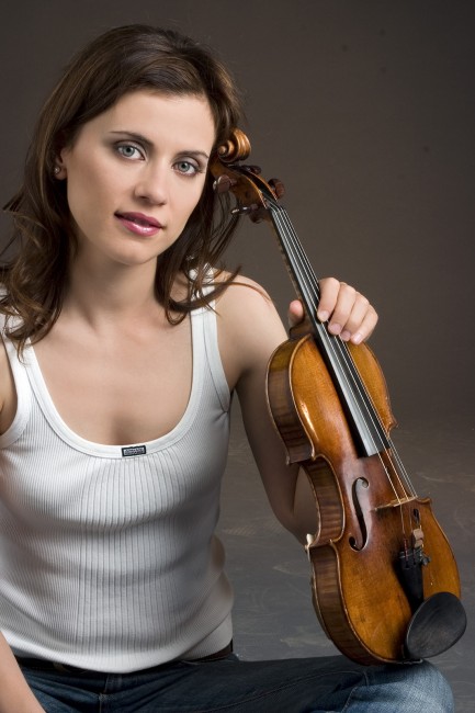 Виртуозната българска цигуларка Мила Георгиева идва със своя Страдивариус във
