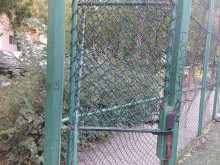 Родители сигнализираха за опасна врата на игрище в близост до детска градина