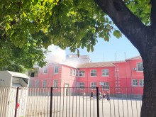 Пожар гори в училище "Душо Хаджидеков" в Пловдив