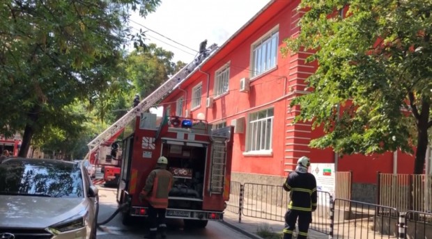 Пет екипа с огнеборци гасят пожара в ОУ "Душо Хаджидеков" в Пловдив