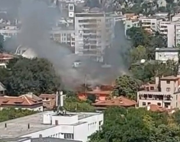 Пожарът в ОУ "Душо Хаджидеков": Взрив се е чул в центъра на Пловдив