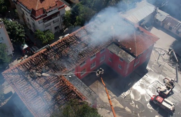 Продължава гасенето на пожара в основно училище Душо Хаджидеков в