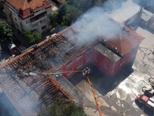 Вижте от дрон горящото в Пловдив училище, не остана покрив!