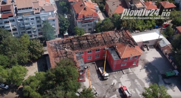 Пожарът в пловдивското училище Душо Хаджидеков е окончателно изгасен   съобщиха