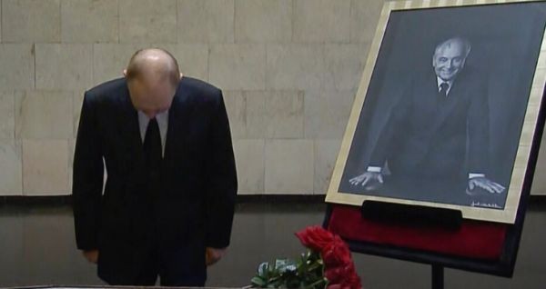 Руският президент Владимир Путин се поклони пред ковчега с тленните