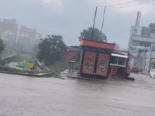 Порой заля български град, хората търсят лодки